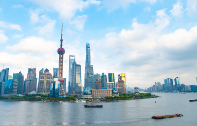 蓝天白云，现代城市景观