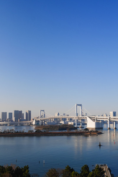 彩虹桥和日本东京的城市景观。彩虹桥是连接东京“芝浦区”和“台场区”的吊桥。
