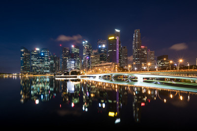 在新加坡滨海湾的夜晚，新加坡商业区的天际线。