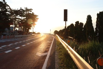 路和日出在早晨