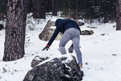 男孩在玩雪球