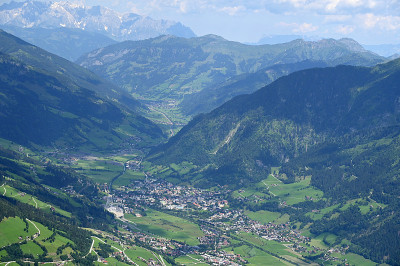 奥地利山谷景观中的Bad Hofgastein村