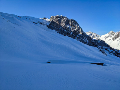 瑞士山脉的滑雪之旅上的雪山小屋。冬天滑雪登山。滑雪旅游