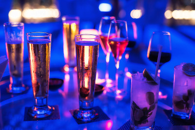 啤酒、葡萄酒、香槟、酒吧聚会用的气泡饮料