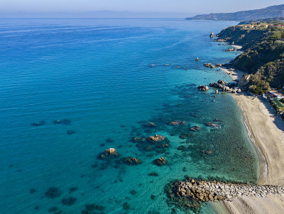 海上岩石的鸟瞰图。从上面俯瞰海床，透明的海水