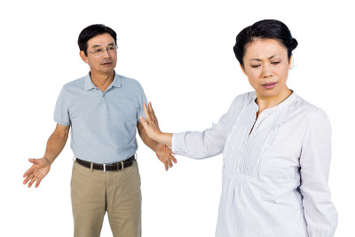 一对年老的亚洲夫妇在吵架