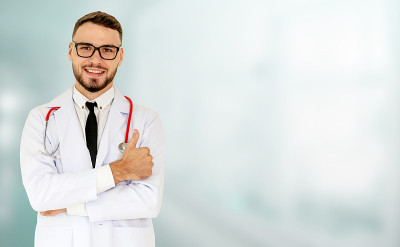 在医院工作的男医生。医疗保健的概念。