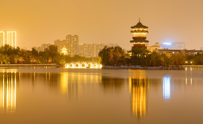 晚上，城市的天际线在中国山西省太原市