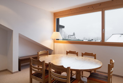 室内小屋，木制餐桌