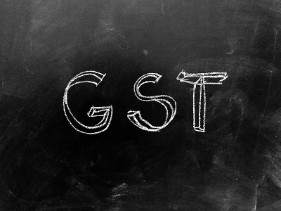货物和服务税- GST -手写黑板-库存图像