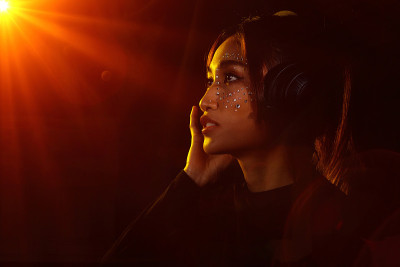 女人戴上耳罩耳机大声唱歌