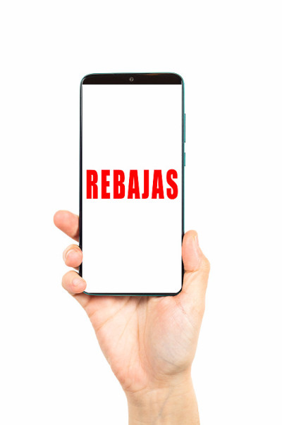白色背景的智能手机上的文字折扣。Rebajas是
