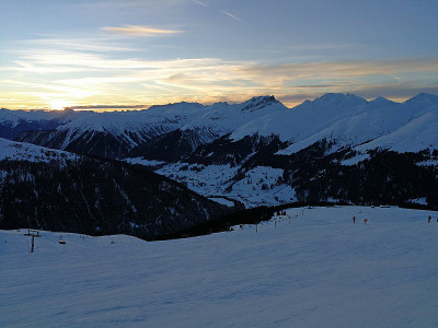 夕阳西下，瑞士达沃斯的滑雪场和雪山。