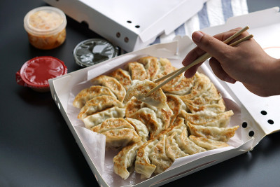 自制饺子——日本的猪肉煎饺，蘸酱食用。