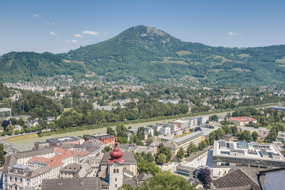从奥地利萨尔茨堡城堡(festeredhohenzalsburg)东方视角俯瞰萨尔茨堡