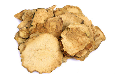 秘鲁人参或玛咖，干根和粉末，切片