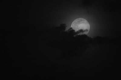 乌云密布的夜空中的超级月亮
