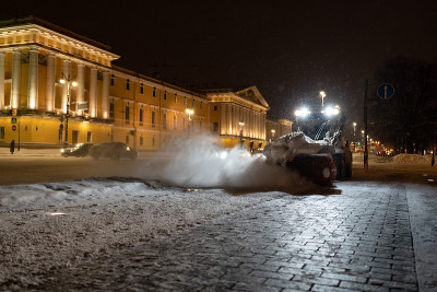 扫雪机夜间清扫道路，市政服务在冬季下雪后清扫城市街道