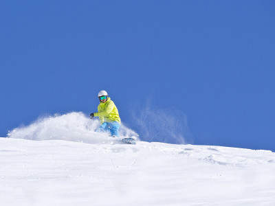 在阿尔卑斯山滑雪
