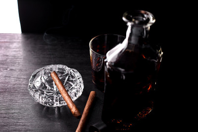 一杯威士忌，抽着雪茄。
