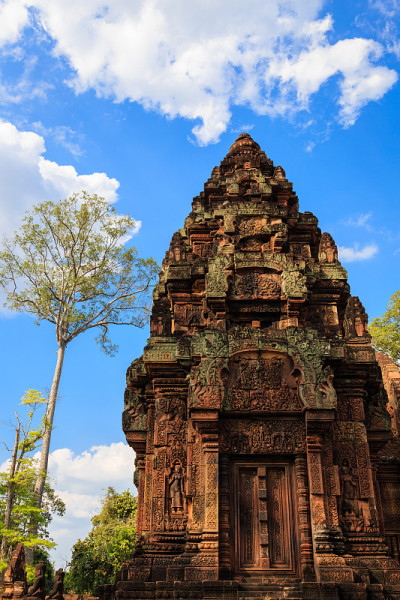 柬埔寨Banteay Srey神庙的宏伟围墙塔
