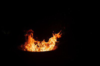 后院晚上着火了