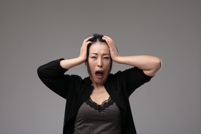 悲痛的女人在痛苦中哀号