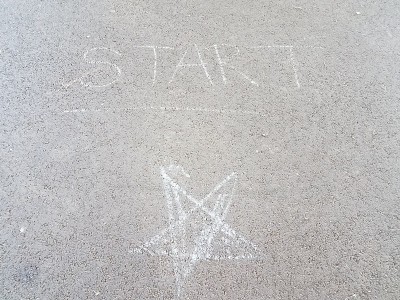 在地面或沥青路面上用星星标记