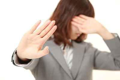 女商人做了个停止的手势