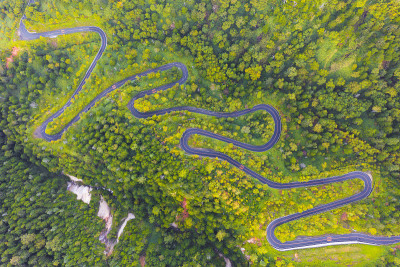 鸟瞰图，山间蜿蜒的道路在秋天