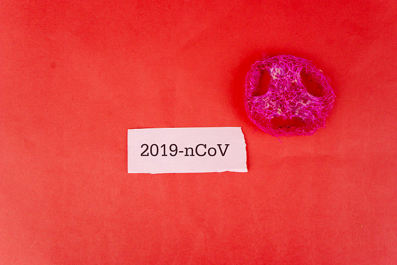2019冠状病毒标签俯视图，除一个红色病菌外