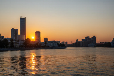 城市中心池塘上的日落。叶卡特琳堡,俄罗斯