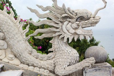 林翁塔上的龙像