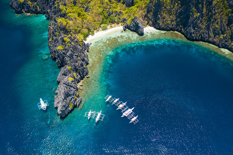 鸟瞰图白色潜水船在热带米尼洛克岛附近。El Nido，巴拉望岛，菲律宾