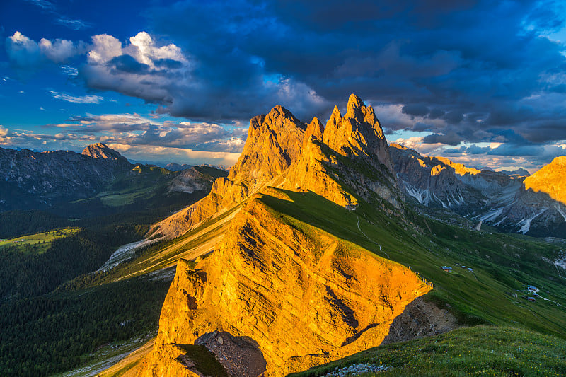 令人惊叹的日落美景奥多尔山在Dolomites，意大利从塞达山顶。