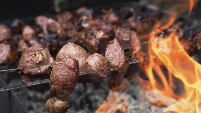 烤羊肉串或串肉串