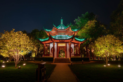 东湖的中国亭夜景和城市天际线背景，湖北武汉，中国
