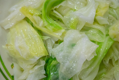台湾餐馆里美味的白盘炒白菜。