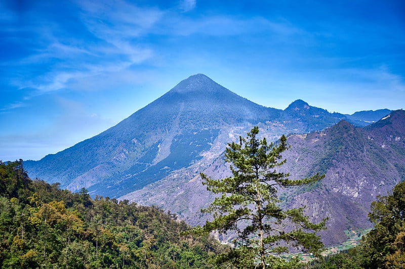 圣诞老人María火山后面的山谷