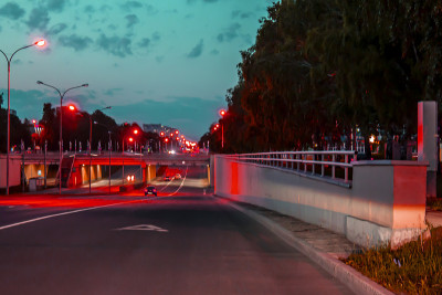 照片中的夜城，夕阳中的城市，在艺术处理中