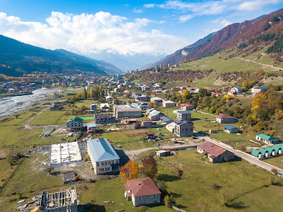 鸟瞰图或无人机在秋季从梅斯蒂亚村典型的塔屋，斯万塔。上Svaneti,格鲁吉亚