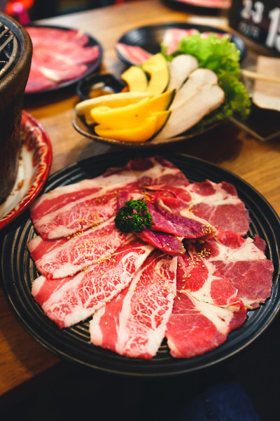 日本烤牛肉在餐厅的火盆里烤牛肉片