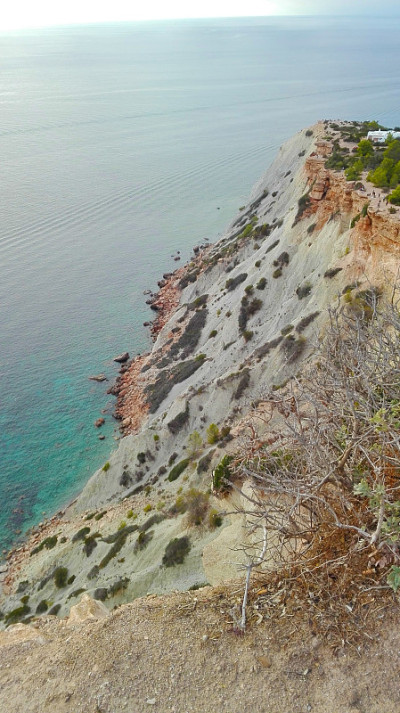 从伊比沙岛Cala d'Hort的高悬崖上看到的巴利阿里海水全景，在西班牙神奇的Es Vedra岛前