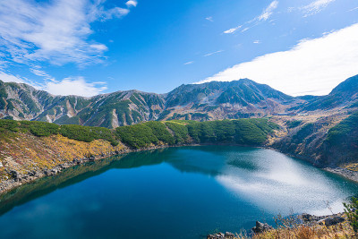 绕着山脉徒步旅行