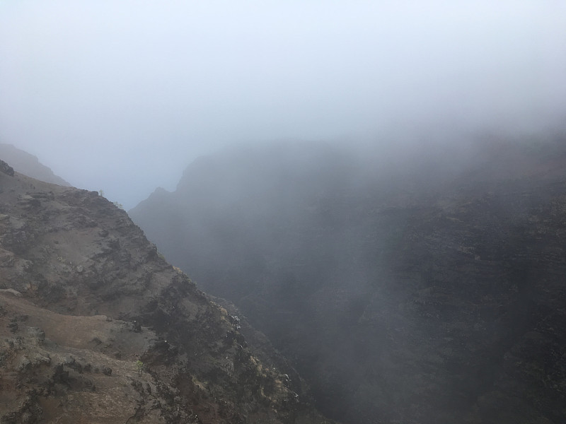 夏威夷考艾岛纳帕利海岸的米罗利脊谷下雨。