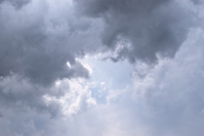 天空中灰色云的形成，光轮移动
