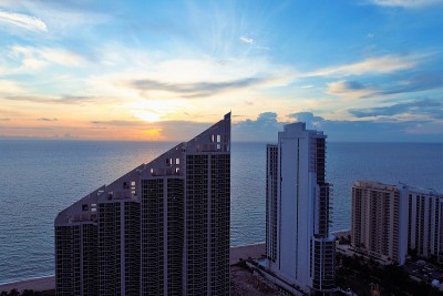 鸟瞰图日出在阳光群岛海滩，迈阿密，美国。伟大的景观。假期旅行。热带旅行。