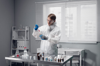 在实验室里进行科学研究的男性化学家