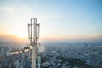 城市背景电信塔，5G蜂窝网络天线