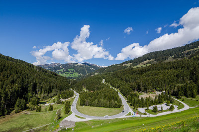 美丽的山谷与道路
